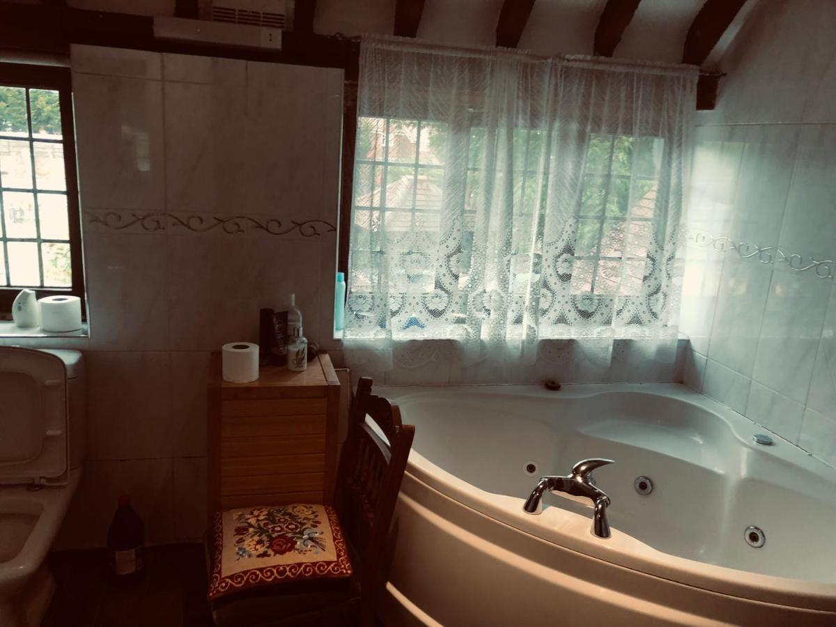 Tudor House - Double Room - Shared Bathroom Goff's Oak Luaran gambar