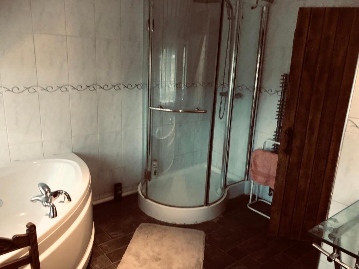 Tudor House - Double Room - Shared Bathroom Goff's Oak Luaran gambar