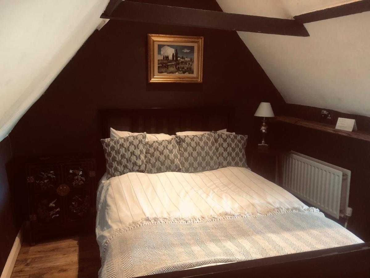 Tudor House - Double Room - Shared Bathroom Goff's Oak Luaran gambar