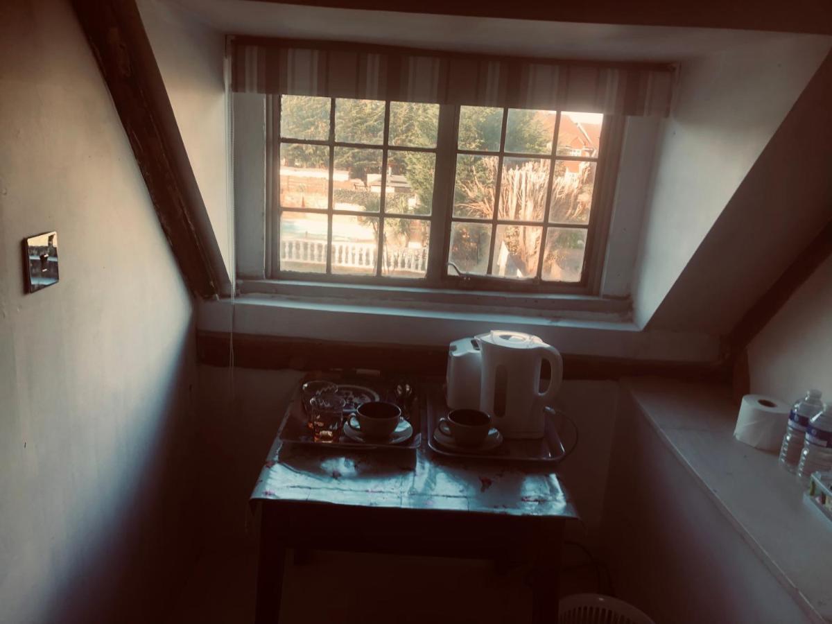 Tudor House - Double Room - Shared Bathroom Goff's Oak Luaran gambar