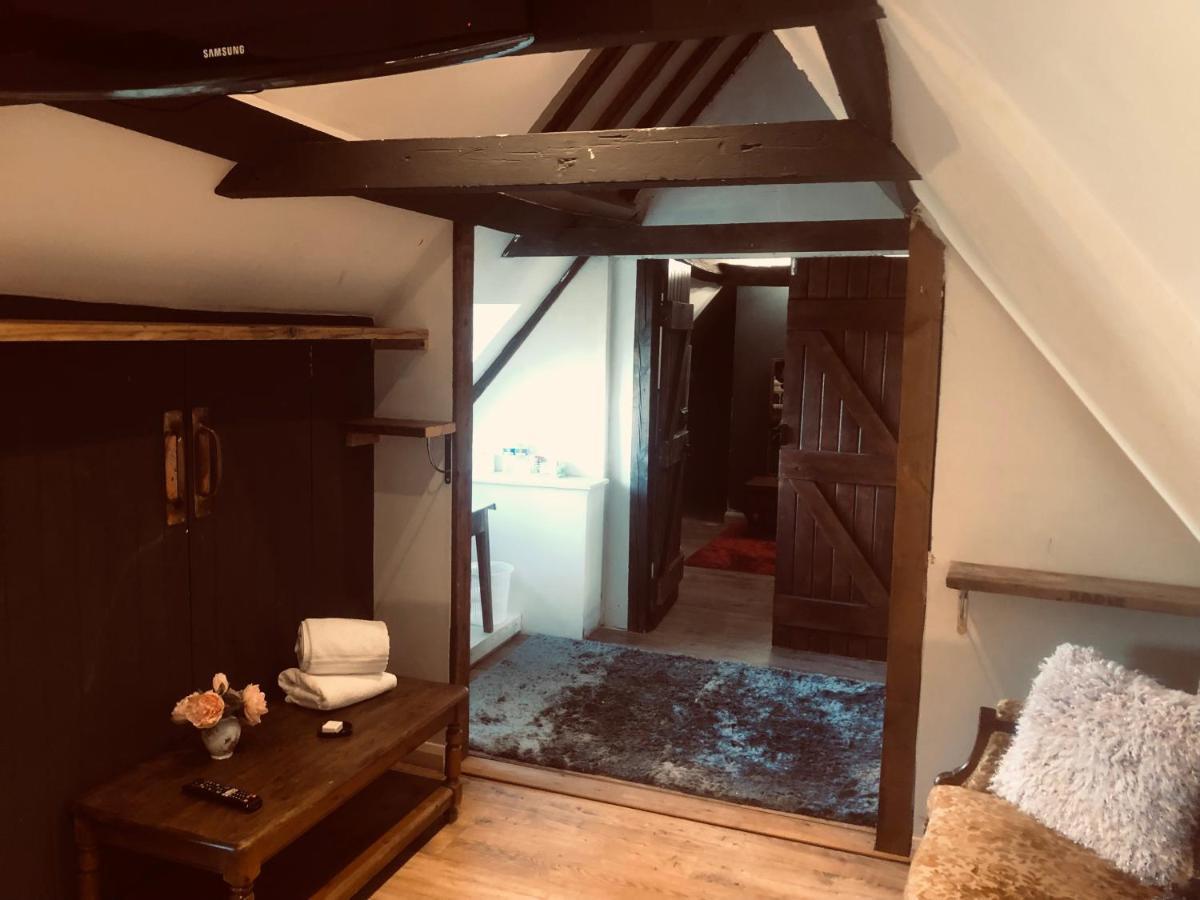 Tudor House - Double Room - Shared Bathroom Goff's Oak Luaran gambar