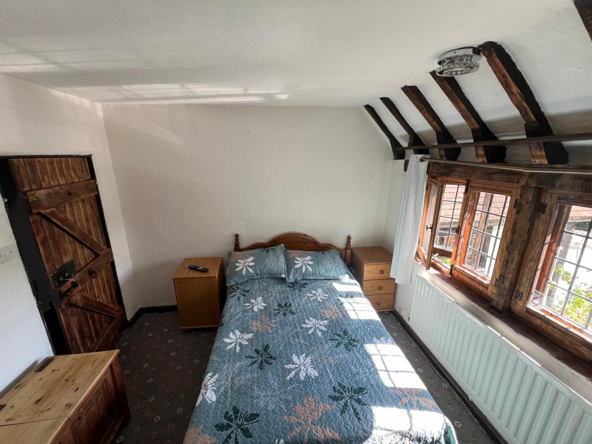 Tudor House - Double Room - Shared Bathroom Goff's Oak Luaran gambar